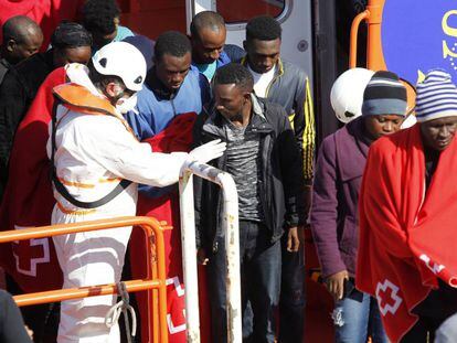 Numerosos inmigrantes desembarcan esta ma&ntilde;ana en el puerto de Tarifa para ser atendidos por Cruz Roja. 