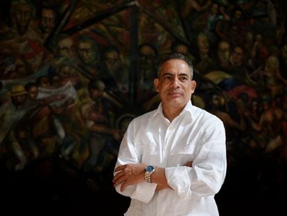 Néstor Astudillo, sindicalista y dirigente del Partido Bandera Roja, posa para un retrato en Caracas (Venezuela), el 13 de enero de 2024.