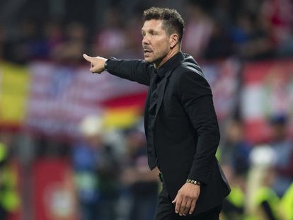 Simeone da órdenes desde el banquillo durante el partido entre el Atlético y el Leverkusen este martes.