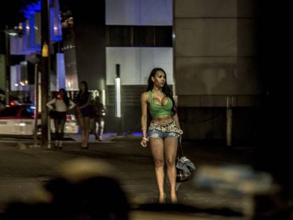 Una mujer transexual se prostituye en la calzada de Tlalpan, en la Ciudad de México.