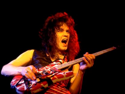 Eddie Van Halen actuando con Van Halen en el Aragon Ballroom de Chicago el 26 de abril de 1979.