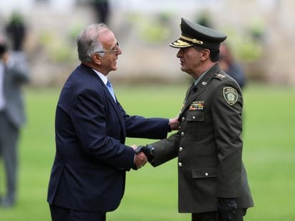 El ministro de Defensa, Iván Velásquez, saluda al nuevo director de la Policía, el general William Salamanca, en le escuela General Santander, en Bogotá, el 9 de mayo de 2023.