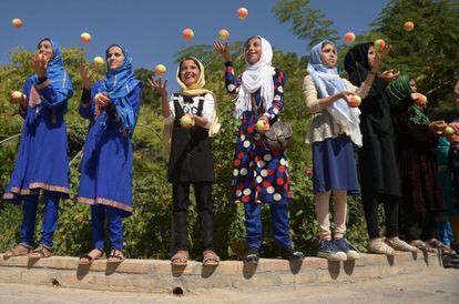 Varias niñas afganas juegan con pelotas de tenis durante una actividad organizada por el mini circo móvil para niños en Herat (Afganistán).