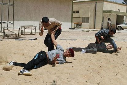 Los rebeldes entrenan en Misrata para enfrentarse a las tropas de Gadafi.