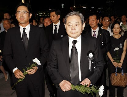 El presidente de Samsung Lee Kun-hee y, a su izquierda, su hijo y sucesor, Lee Jae-yong, en Seúl en 2009.