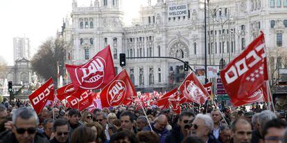 Manifestación de trabajadores en Madrid convocada por los sindicatos UGT y Comisiones Obreras.