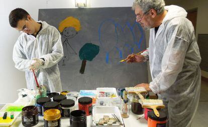 David V&aacute;zquez con el pintor &Aacute;nxel Huete, en una imagen facilitada por la Fundaci&oacute;n Mar&iacute;a Jos&eacute; Jove.