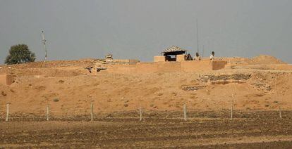 Soldados marroqu&iacute;es, vistos desde la zona controlada por el Polisario, a finales de 2016.