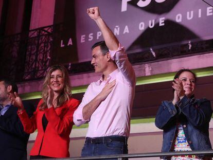 Intervención este domingo del presidente del Gobierno, Pedro Sánchez, en el exterior de la sede de la calle Ferraz de Madrid. 