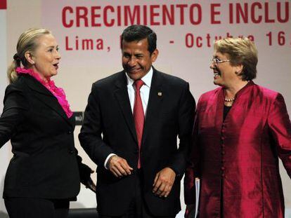 Hillary Clinton (izquierda),  Ollanta Humala y Michelle Bachelet, durante el foro Poder: La Mujer como Motor de Inclusi&oacute;n y Crecimiento Social, celebrado en Lima.