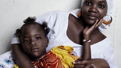 Aïssatou Ndiaye, con su hija Mbéne, que nació prematura y salió adelante gracias al método canguro, por el que los niños permanecen pecho con pecho con sus madres cuando son bebés.