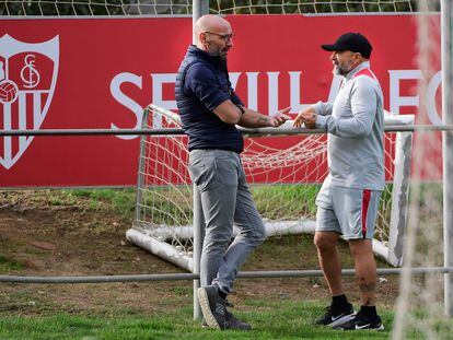 Monchi, director deportivo, y Jorge Sampaoli conversan durante el entrenamiento del Sevilla.