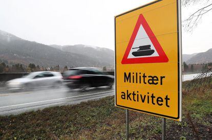 Un cartel advierte a los conductores de la actividad militar en una de las áreas en las que se desarrollarán las maniobras de la OTAN "Trident Juncture 2018", en Noruega.