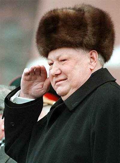 Borís Yeltsin saluda a una guardia de honor en el monumento al Soldado Desconocido en Moscú en 1998.