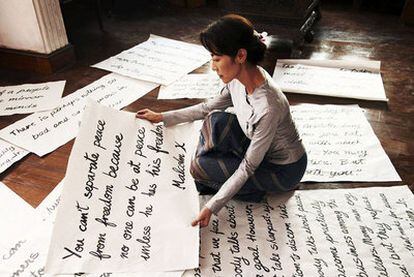 La actriz Michelle Yeoh, en su papel de Aung San Suu Kyi, en un fotograma de la película <i>The Lady.</i>