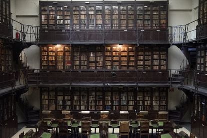 Biblioteca del Ateneo, lugar que frecuentó durante toda su vida en Madrid Benito Pérez Galdós. En la foto, vista de la sala principal de la biblioteca del Ateneo, a la que denominan la “pecera”.