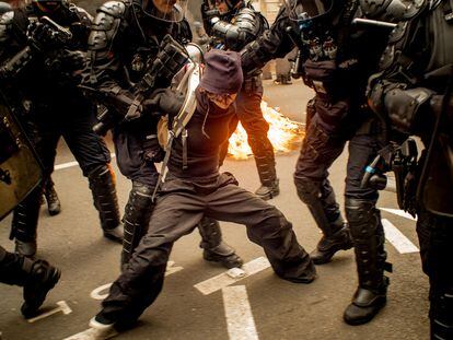 La policía antidisturbios francesa arrestaba el pasado martes a una joven manifestante en París.