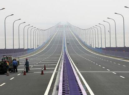 Imagen del puente que cruza la Bahía de Hangzhou en China