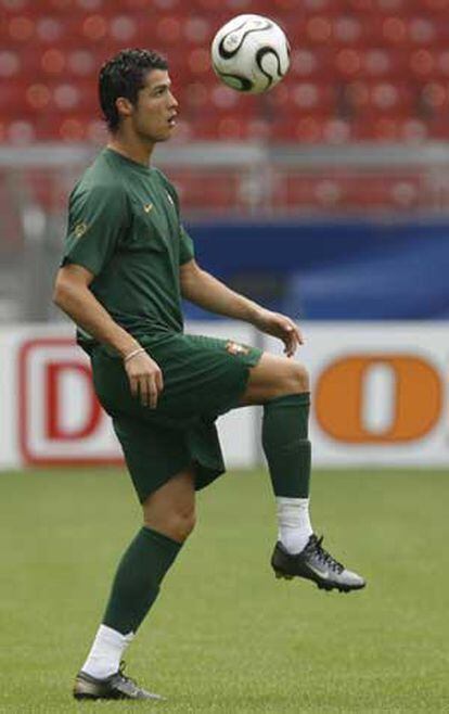El jugador de la selección portuguesa Cristiano Ronaldo, durante el entranamiento previo al partido.