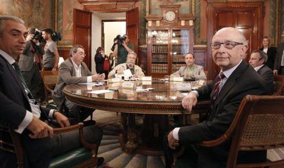 El ministro de Hacienda, Crist&oacute;bal Montoro, y el secretario de Estado de Hacienda, Miguel Ferr&eacute;,con los representantes sindicales