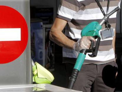 Un conductor reposta en una gasolinera de Madrid.