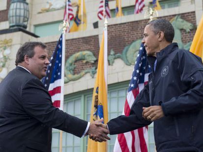 El presidente Barack Obama y Chris Christie se dan la mano antes de recorrer la zonas afectadas por Sandy. 
