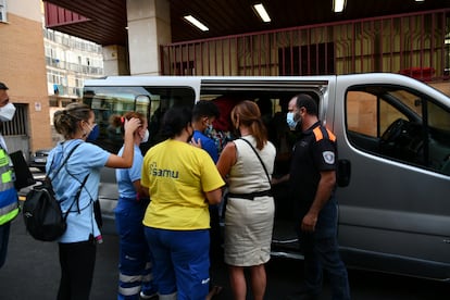Varios trabajadores con tres menores marroquíes a las puertas del juzgado, tras haber presentado una denuncia para solicitar el hábeas corpus, este lunes en Canarias.
