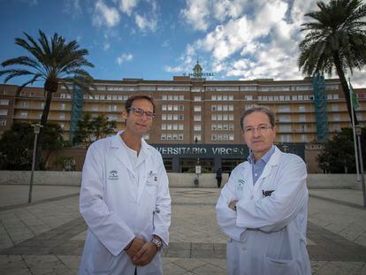 Olaf Neth (izq.), jefe de enfermedades infecciosas pediátricas del Hospital Virgen del Rocío de Sevilla y José Miguel Cisneros, director de la unidad de enfermedades infecciosas de dicho hospital.