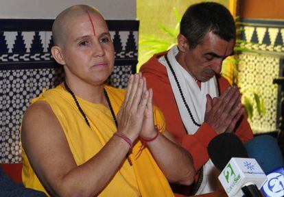 Tara Shakti, a la izquierda, y Shiva Shankara, durante su comparecencia para dar su versión sobre los hechos denunciados.