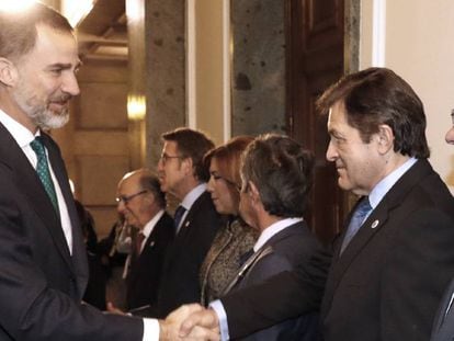 El Rey saluda al presidente del Principado de Asturias, Javier Fern&aacute;ndez.