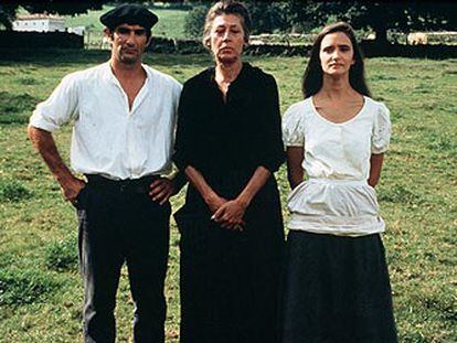 De izquierda a derecha, Cándido Uranga, Pilar Bardem y Ana Torrent, en una imagen de <i>Vacas.</i>