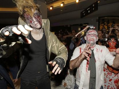 Dos personas disfrazadas durante la celebración del día de Halloween que ha tenido lugar esta tarde en un centro comercial de Madrid.