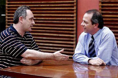 Ferran Adrià y Miquel Lladó conversan en el taller de El Bulli, en Barcelona.