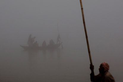Dos barcazas transitan por el Ganges durante la celebración del Sonepur Mela, una de las ferias de ganado más importantes de la India, que se remonta a la antigüedad, cuando se trasladaban por el río elefantes y caballos para comercializar.