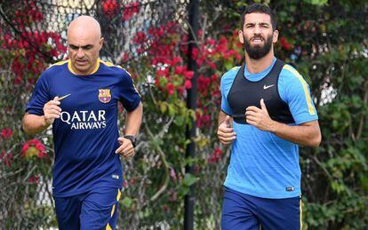 Arda Turan se ejercita junto al fisioterapeuta, Juanjo Brau, en Los Ángeles.