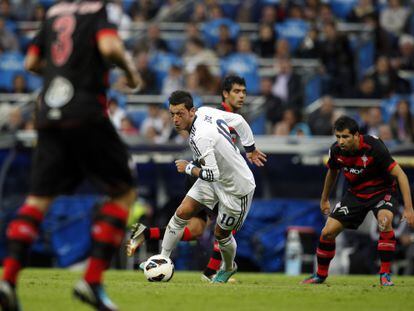 Özil conduce el balón durante el partido contra el Celta.