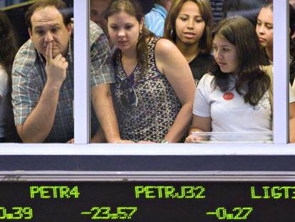 Un grupo de jóvenes observa la operativa de la Bolsa de São Paulo, en Brasil.
