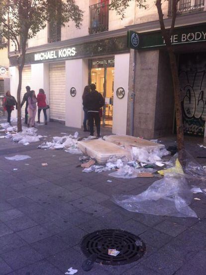 Un par de colchones junto con varis montones de basura en la calle Fuencarral. La foto la envía a través de twitter Frauklimt https://twitter.com/frauklimt