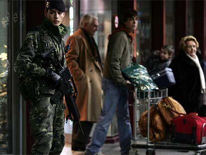 Efectivos del Ejército vigilan la estación de Atocha
