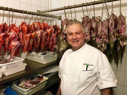 EL COCINERO PEPE FERRER EN SUS CÁMARAS DE PESCADO, TODOS CON LA VITOLA PEIX NOSTRUM
