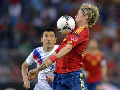 Fernando Torres controla el bal&oacute;n.