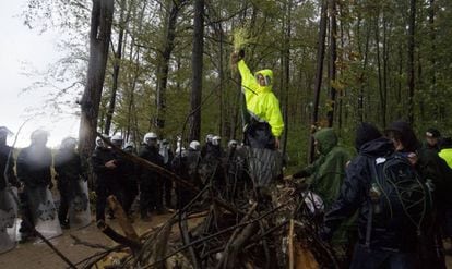 Una joven hace frente a la policía subida a una barricada en el bosque de Hambach, a finales del pasado septiembre.