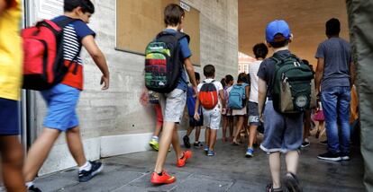 Niños entrando en un colegio público de Madrid.