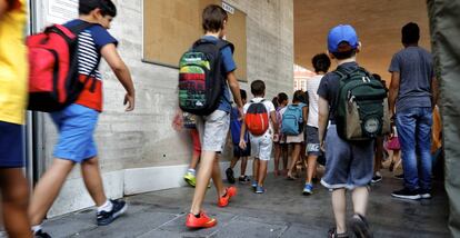 Ni&ntilde;os entrando en un colegio p&uacute;blico de Madrid. 