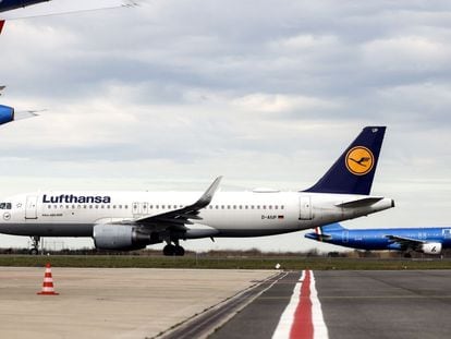 Un avión de pasajeros operado por Deutsche Lufthansa, en el aeropuerto de Fiumicino en Roma, Italia, el 7 de febrero de 2023.