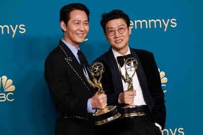 Lee Jung-jae y Hwang Dong-hyuk con los Emmys conseguidos por 'El juego del calamar': mejor actuación dramática y dirección, respectivamente.