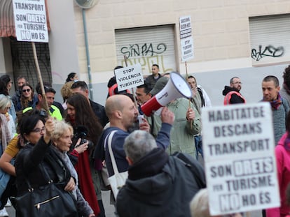 Cientos de vecinos del barrio del Carmel de Barcelona en la manifestación de este viernes por la tarde convocada por el Consell Veïnal del Turó de la Rovira contra la masificación turística.