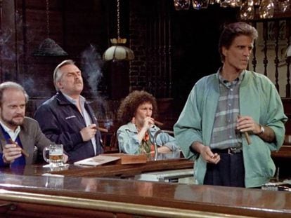 El Frasier, el Cliff, la Carla i el Sam a 'Cheers', fumant tranquil·lament (eren altres temps).