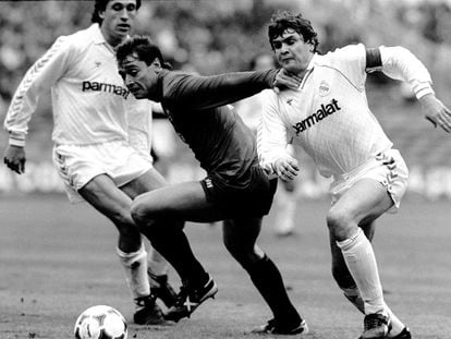 Michael Robinson, de Osasuna (centro), disputa el balón a Jorge Valdano (izquierda) y José Antonio Camacho, durante el partido Real Madrid (2) - Osasuna (1) de La Liga 1986-1987.