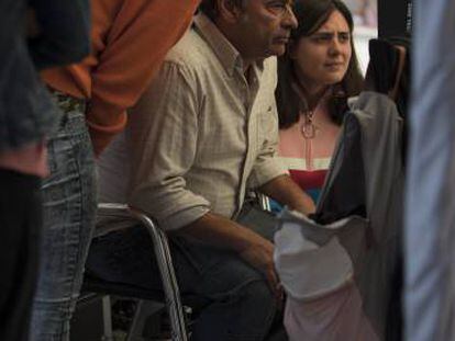 Desde la izquierda, Greta Fernández, Eduard Fernández y Belén Funes, en el rodaje de 'La hija de un ladrón'.